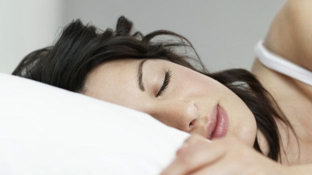 Las mujeres duermen un promedio de 30 minutos más que los hombres.