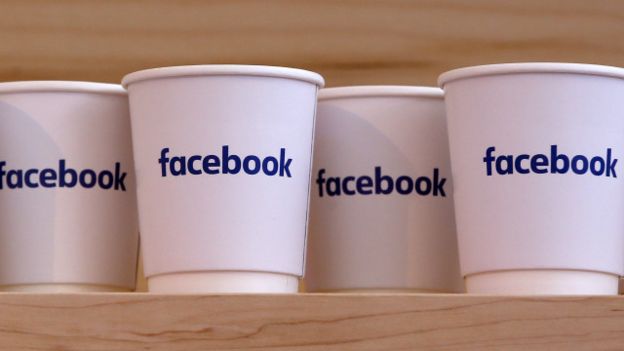 Tazas con el logotipo de Facebook