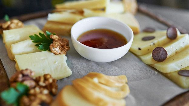 Жители западных стран обожают сыр, но многим китайцам его вкус кажется противным