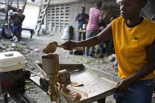 Hay quienes se dedican a la producción de pasta de maní, un suplemento alimenticio aún más efectivo que los tradicionales a base de lactosa
