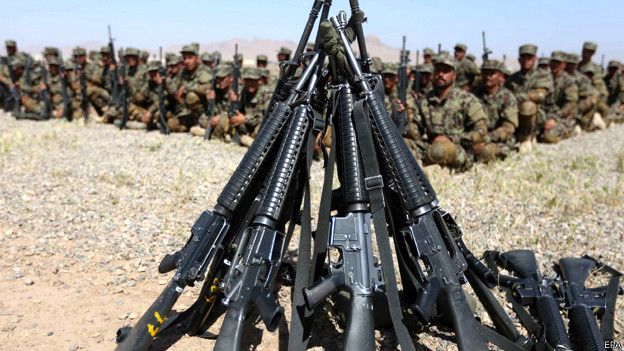 Armas y soldados en Afganistán