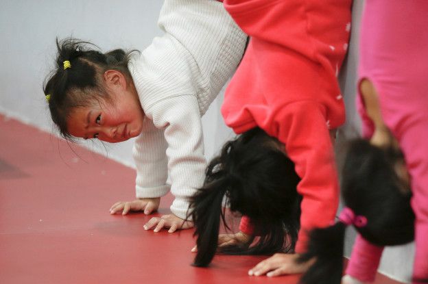 Una niña llora en uno de los entrenamientos.
