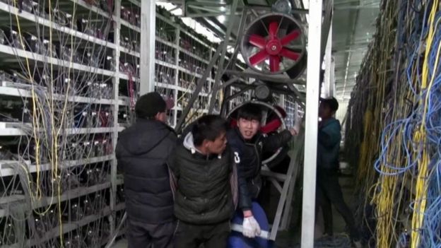 Trabajadores en la mina de bitcoin