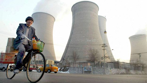 Un hombre en bicicleta frente a unos reactores