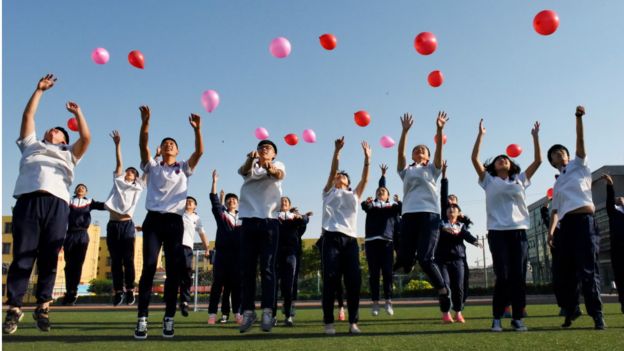 河北一所中學的高三學生在操場上用放氣球的方式舒緩高考將屆的緊張心情。