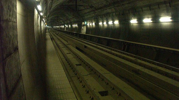 El tunel Seikan fue inaugurado 1988 y tardaron 25 años en construirlo. Abarca 53,9 km, 23 de ellos transcurren debajo del mar.