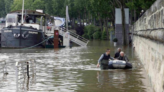 160603054426_paris_flood_seine_rescue_64