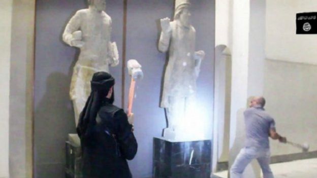 تدمير التماثيل في متحف الموصل