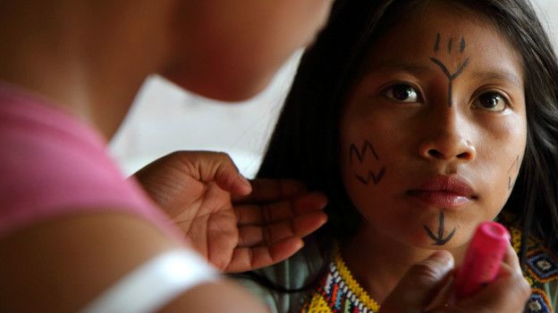 Niña siendo pintada