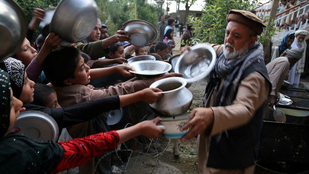 Раздача еды в Афганистане