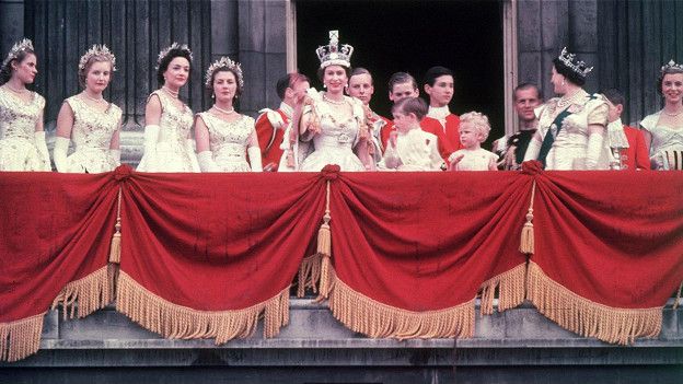 Потрясающий коронационный наряд королевы был украшен сложной символикой