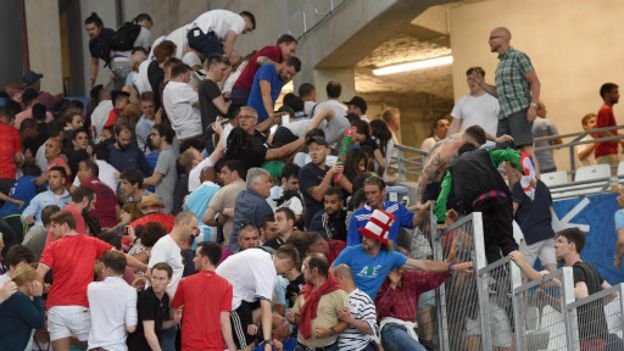 160612030824_euro2016_fans_clash_marseil