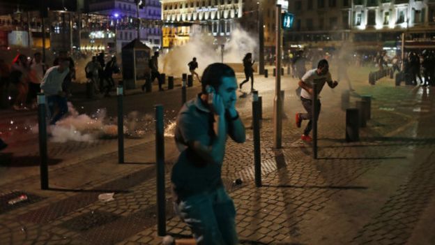 160612032238_euro2016_fans_tear_gas_512x