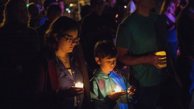 160613121132_florida_attack_mourning_512