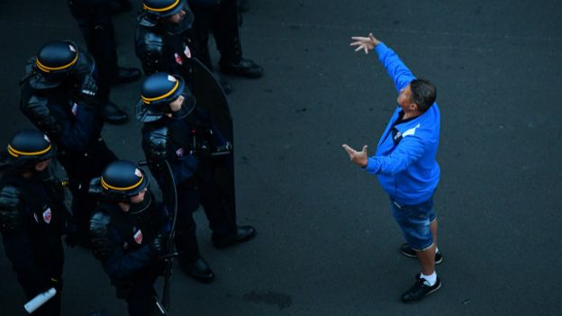 Cảnh sát dã chiến đối mặt với cổ động viên say xỉn 