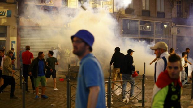 Cảnh sát Pháp dùng hơi cay để giải tỏa đám đông cổ động viên