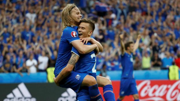 冰岛球员特斯塔森（右）和队友比亚纳森庆祝进球