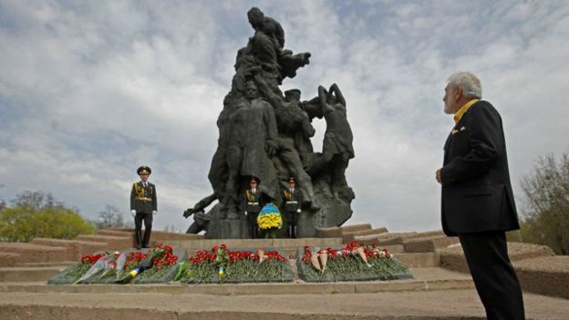 Памятник в Бабьем Яру Памятник в Бабьем Яру