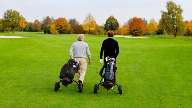 رجلان يلعبان الغولف