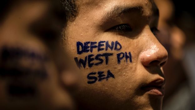 马尼拉中国领务办事处外的菲律宾示威者（10/6/2016）