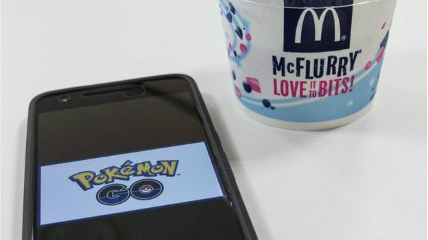 Logo của Pokemon Go trên điện thoại thông minh tại một cửa hàng McDonald