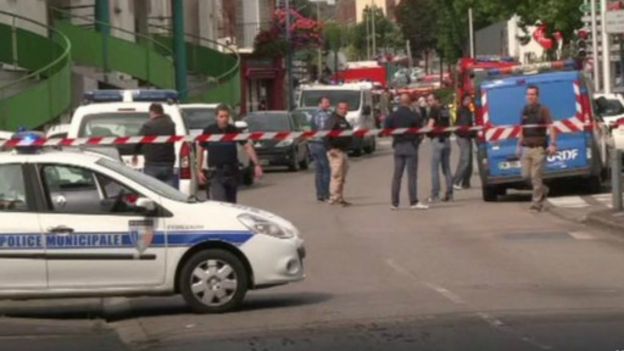 வடக்கு பிரான்ஸில் தேவாலயத்தில் ஆட்களை பணயம் வைத்தவர்கள் கொல்லப்பட்டனர்