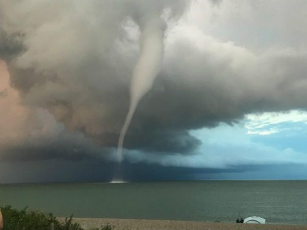 160801185554_waterspout_626x470__nocredi