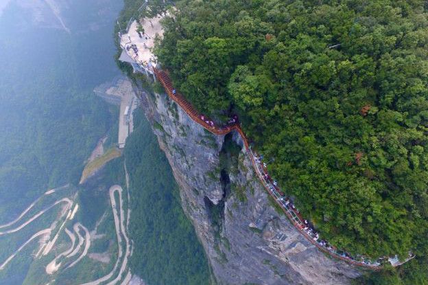 160803024804__chinas_glass_bridge_624x41