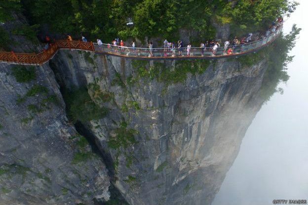 160803024847__chinas_glass_bridge_624x41