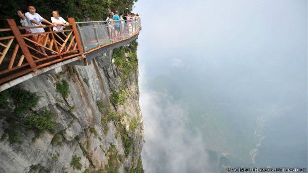 160803025057__chinas_glass_bridge_624x35