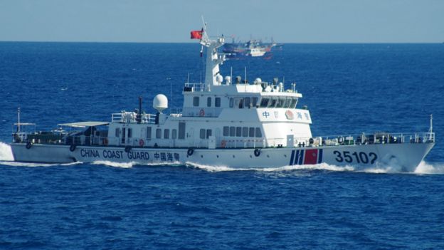 日本第11管區海上保安總部發放中國海警船與漁船在釣魚島周邊水域活動照片（6/8/2016）