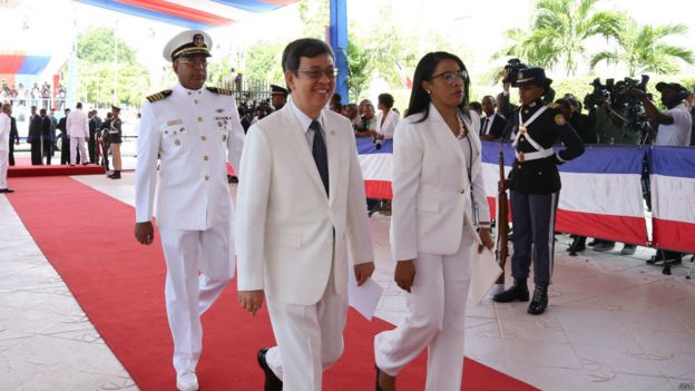 梅迪纳总统期盼就职仪式后全体嘉宾能相聚一堂的愿望在重量级嘉宾缺席后没能实现