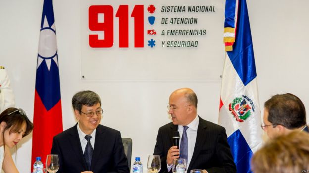 陈建仁（左2）由多米尼加检察总长多明格斯陪同参访“911勤务中心”。