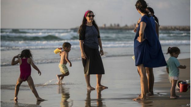 AP Image caption يهودية ترتدي زيا محتشما للسباحة في إسرائيل 