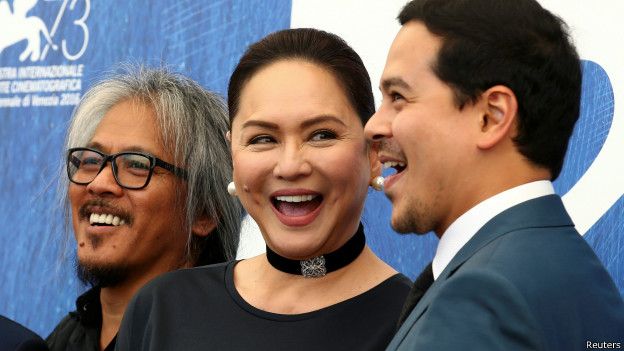 160911055643_director_lav_diaz_poses_wit