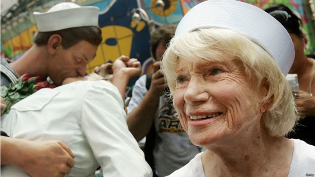 160911121235_vj_day_kiss_976x549_getty.j