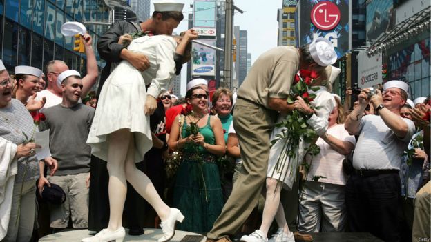 160911121454_vj_day_kiss_976x549_getty.j