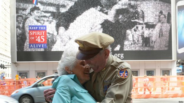 160911121931_vj_day_kiss_976x549_getty.j
