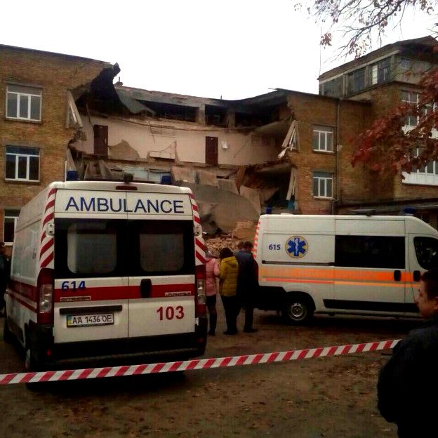 У Василькові під час уроків обвалився фасад школи Фото 1