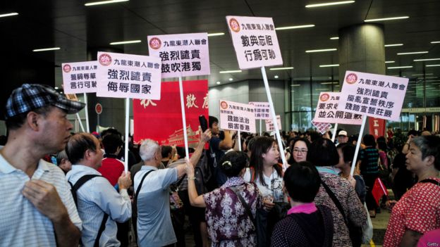 10月19日，香港立法會大樓外的抗議人群。