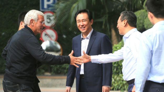 里皮在许家印（中）陪同下与中国足协主席蔡振华握手