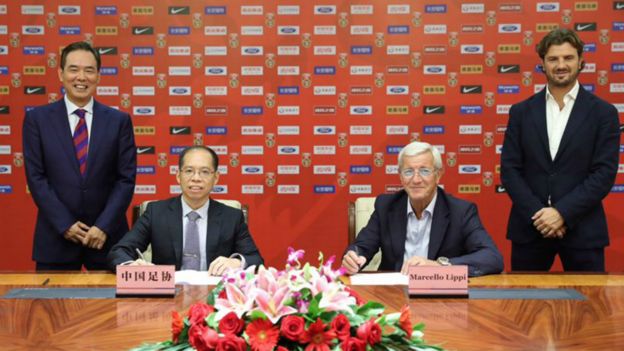 中国足协常务副主席张剑（左二）与里皮（右二）准备签约