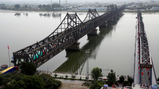 中朝边境位于中国丹东的友谊大桥。