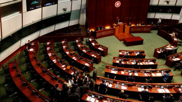 香港立法会议事厅内保安员试图制服梁颂恒（图下）（2/11/2016）