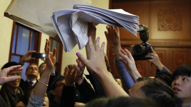 北京人民大会堂内记者们争夺香港释法案说明稿（7/11/2016）