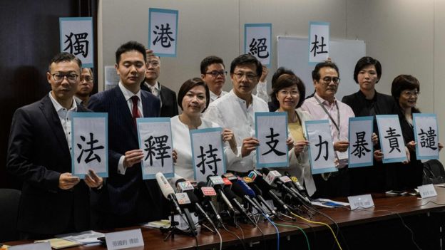 香港亲北京议员举起支持中国人大释法标语（7/11/2016）