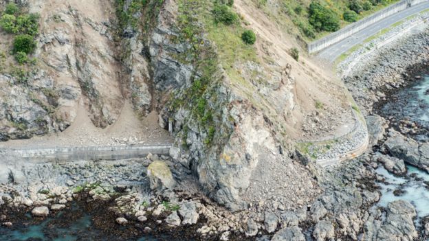 凯库拉附近一号高速公路被地震引发的滑坡破坏。