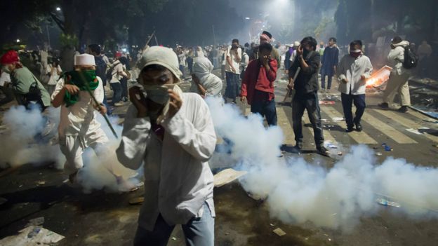 雅加达反钟万学示威者躲避催泪瓦斯（4/11/2016）