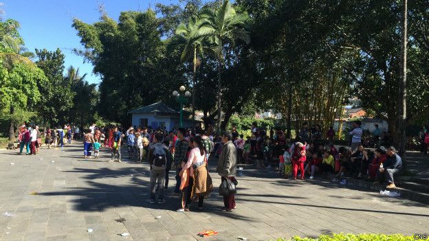 11月20日在畹町鎮廣場上聚集的緬甸避戰邊民。