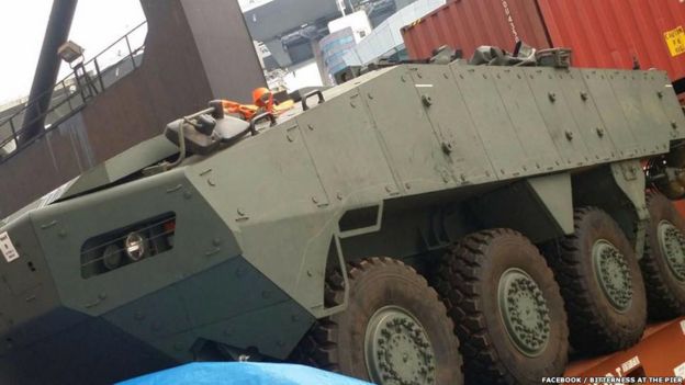 在香港碼頭被扣留的新加坡裝甲車。